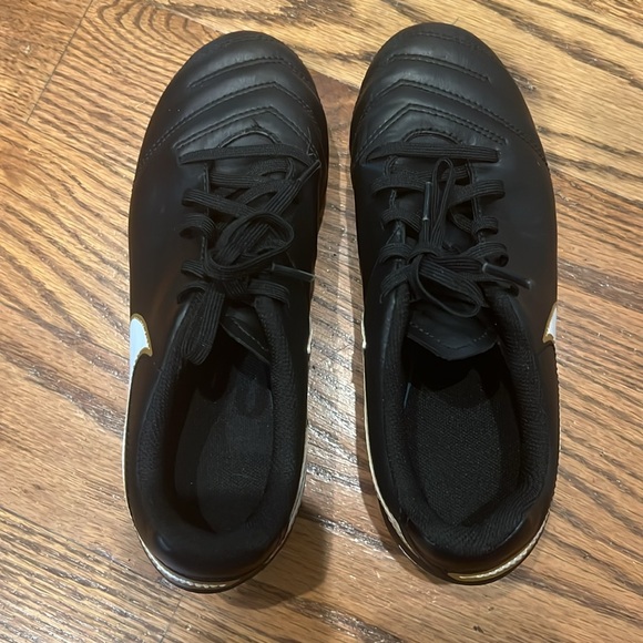 The Nike JR TIEMPO RIO III FG youth cleat size 4.5 - Picture 9 of 14